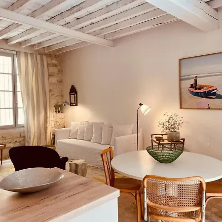 L'impasse Maison Arenes Holiday home *