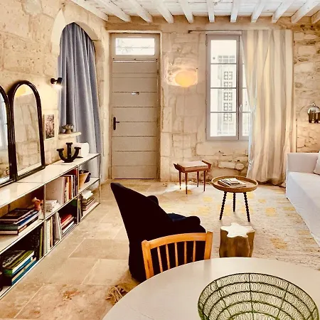 L'impasse Maison Arenes Holiday home *