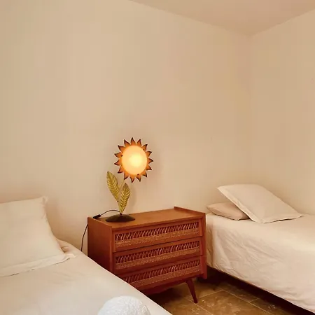 L'impasse Maison Arenes Holiday home *