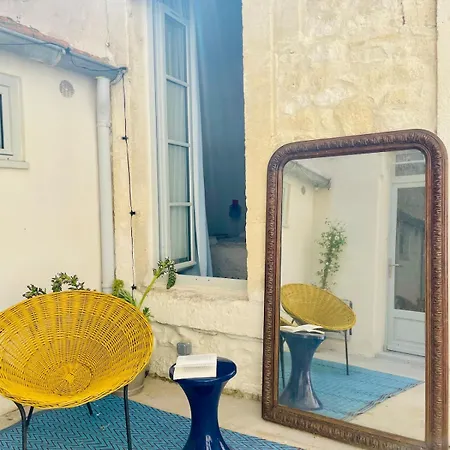 L'impasse Maison Arenes Holiday home *